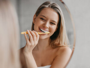 mulher escovando os dentes